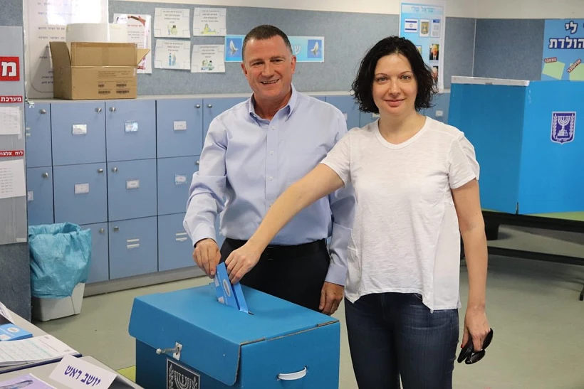 יו''ר הכנסת יולי אדלשטיין מצביע