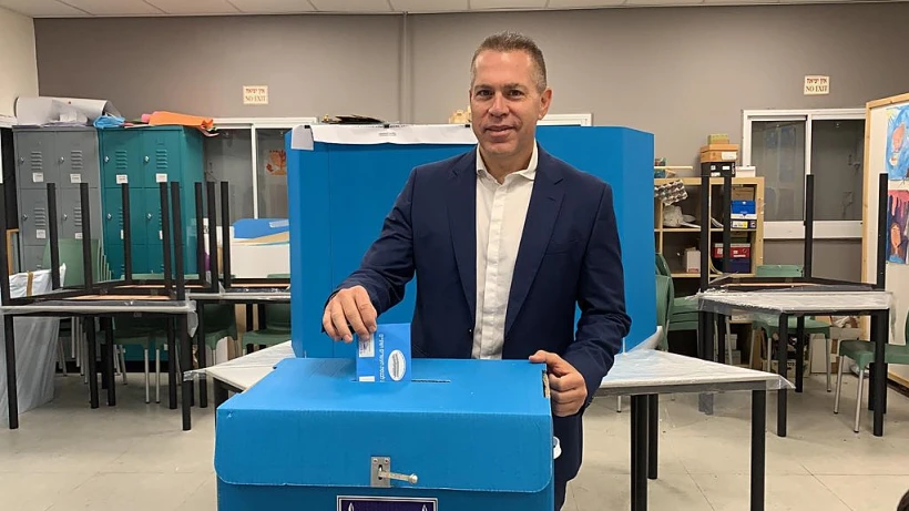 השר לביטחון פנים גלעד ארדן מצביע בקלפי