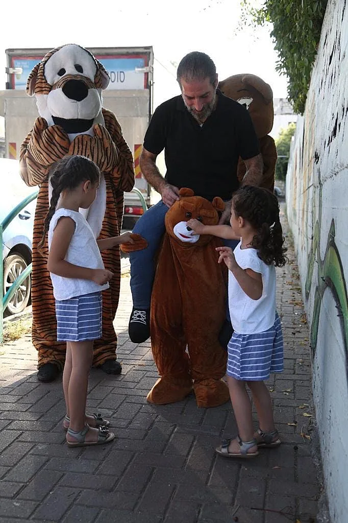 בניסיון להרגיע את הרוחות פעילי מפלגות ערביות הפעילו בקלפיות ילדים עם בובות
