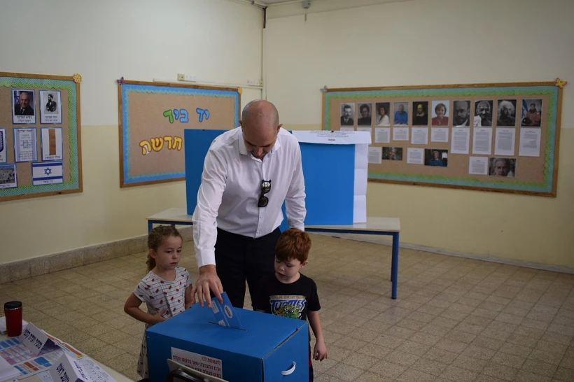 שר המשפטים אמיר אוחנה, מצביע בת''א