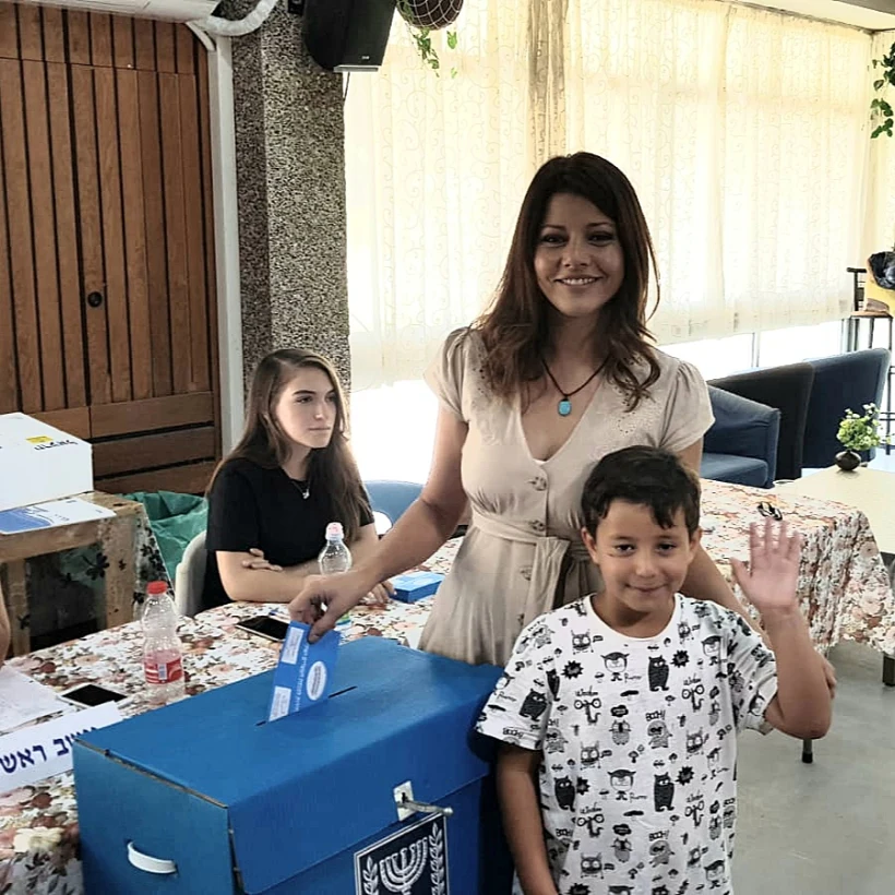 אורלי לוי אבקסיס מממשת את זכות הבחירה