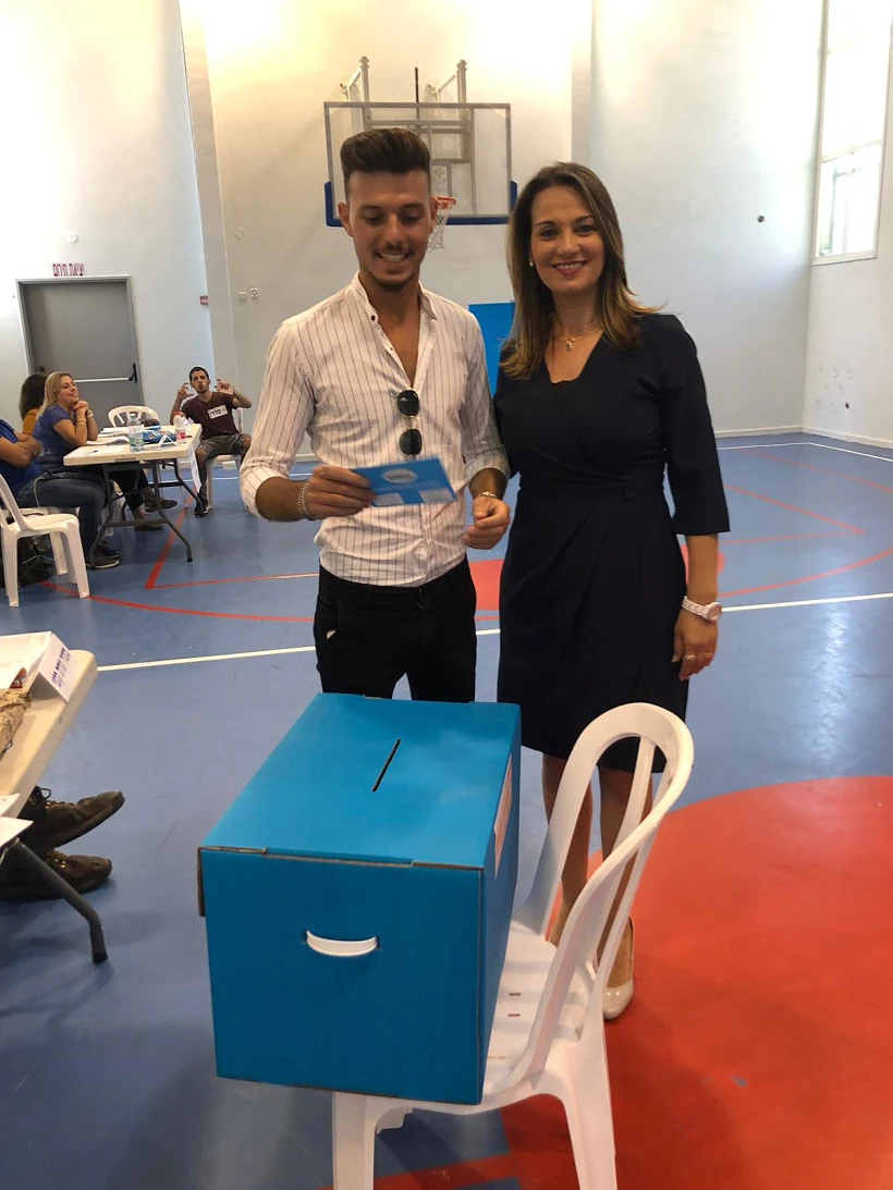 יפעת שאשא ביטון מצביעה עם בנה בקרית שמונה