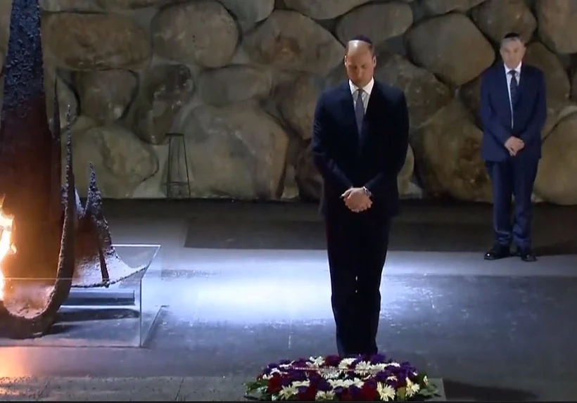 הנסיך ויליאם מניח זר במוזיאון יד ושם