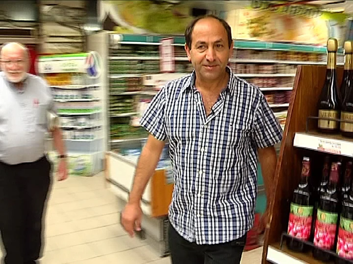 רמי לוי מסתובב באחת מחנויותיו