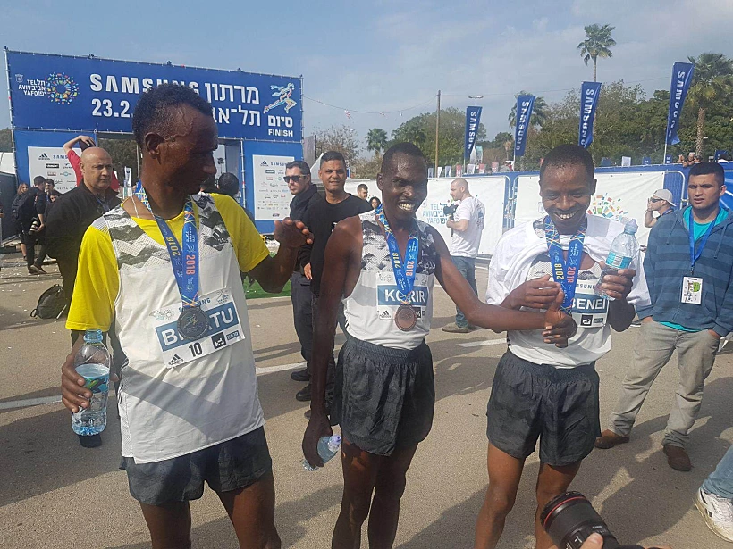 הזוכים במרתון תל אביב, מימין מקום ראשון, באמצע שלישי ומשמאל מקום שני