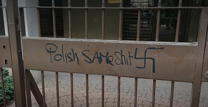 הפולנים מבקשים הבהרות. צלבי הקרס שרוססו בשגרירות פולין בת