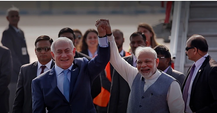 ראש ממשלת הודו נרנדרה מודי מקבל את פני ראש הממשלה בנימין נתניהו בניו דלהי