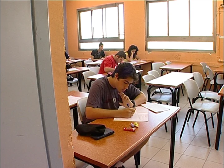תלמידים נבחנים בבחינות בגרות