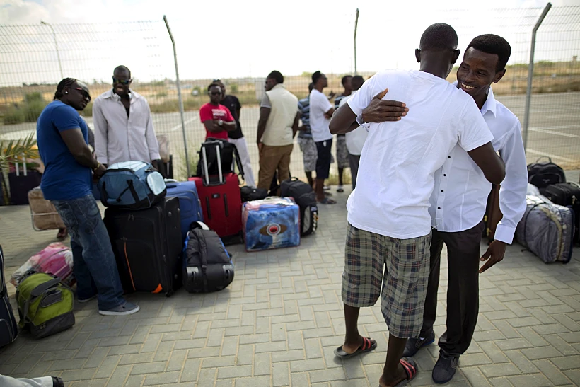 מבקשי מקלט עוזבים את מתקן חולות