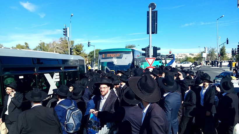 רבבות חרדים בדרכם להלוויית הרב שטיינמן בבני ברק