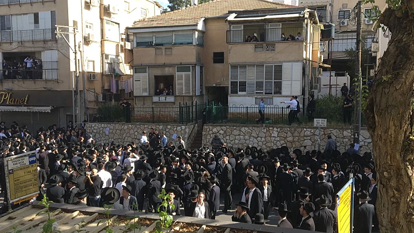 חרדים מתכנסים לקראת הלוויית הרב שטיינמן