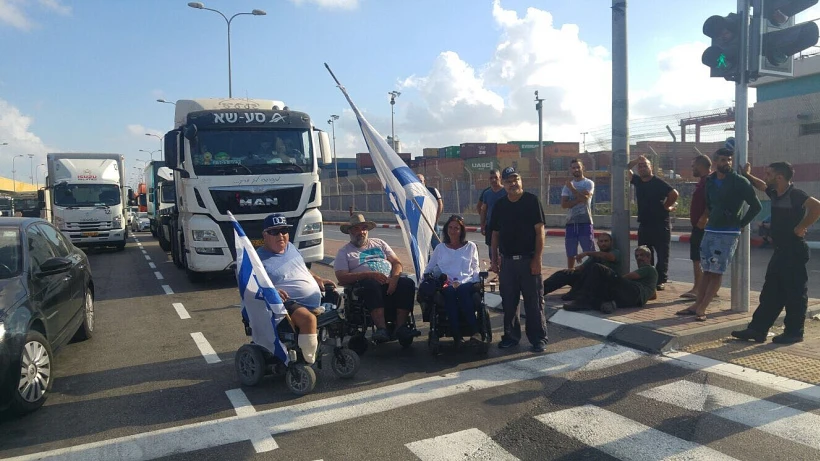 הנכים חוסמים את הכניסה לנמל אשדוד