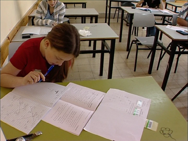 תלמידים נבחנים בבחינות בגרות