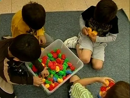 ילדים משחקים בגן (ארכיון)