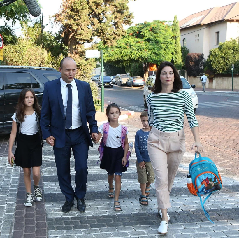 נפתלי בנט ומשפחתו