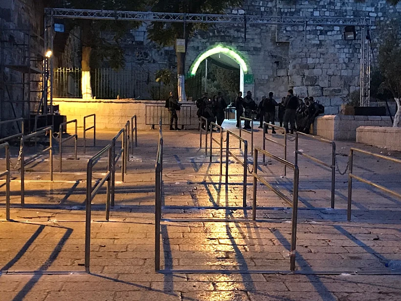 מעקי הברזל והעמודים לא פורקו בכניסה להר הבית