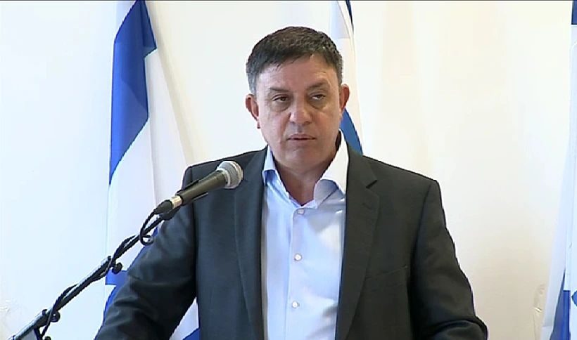 השר אבי גבאי במסיבת עיתונאים לאחר התפטרותו