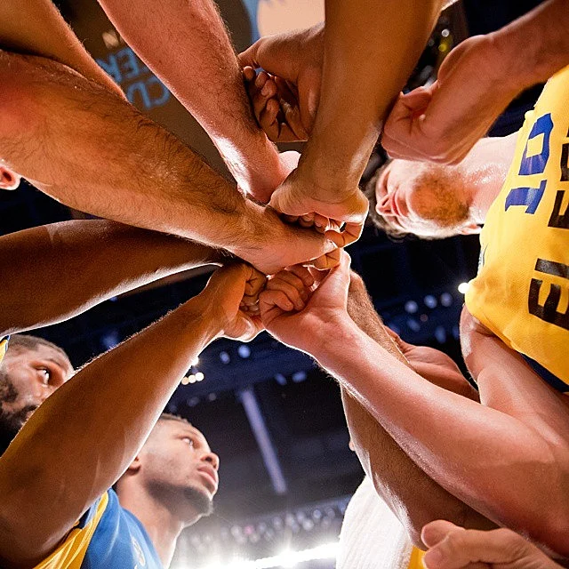 שחקני מכבי תל אביב נותנים ידיים יחד