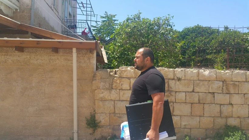 מיכאל מור מגיע לביתו לאחר ששוחרר למעצר בית