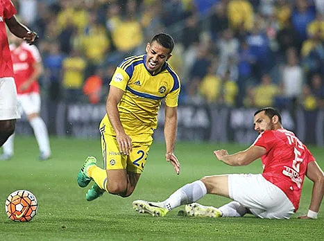 שחקן מכבי תל אביב אייל גולסה מול שחקן הפועל באר שבע שיר צדק