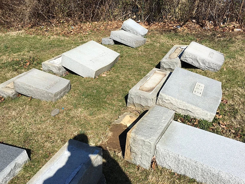 מצבות שהושחתו בבית עלמין בפילדלפיה