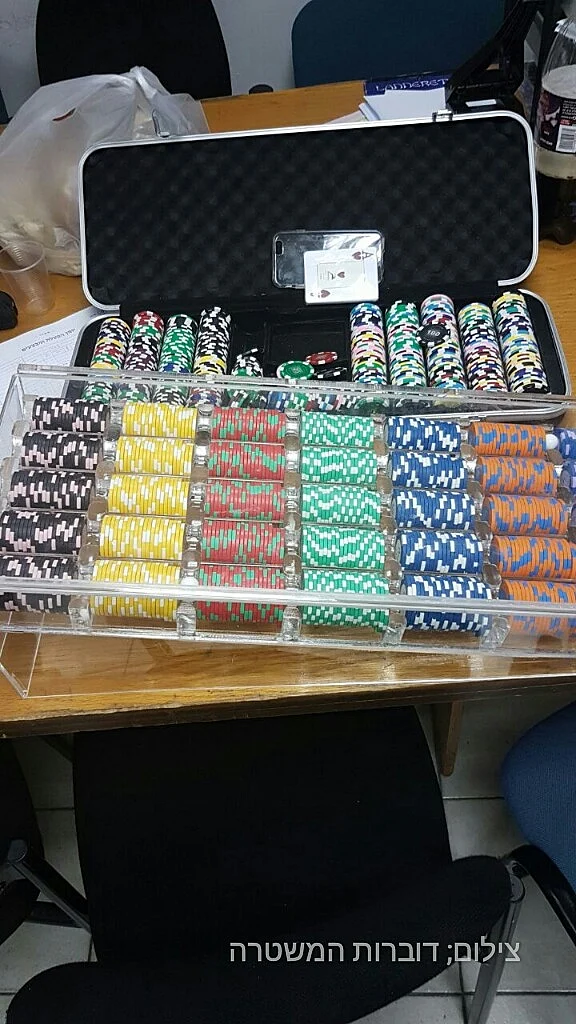 ציוד הימורים שתפסה המשטרה בפשיטה על דירת הימורים במגדלי יו בתל אביב