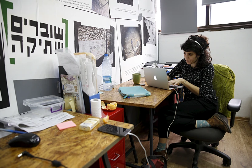 עובדת בארגון 