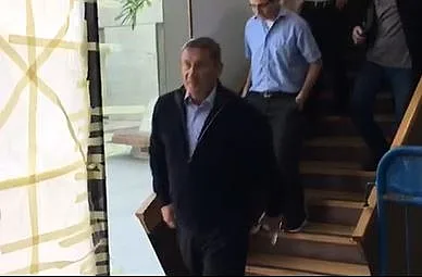 נחי דנקנר בכניסה להקראת גזר דינו בבית המשפט