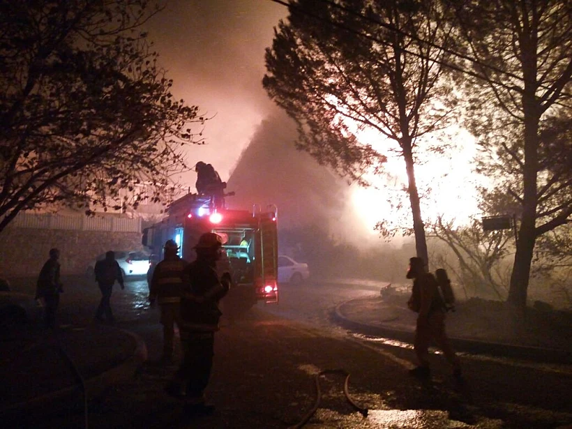 כבאים בשריפה בנטף