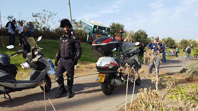 אוטובוס שהיה מעורב בתאונת דרכים, בה נפצעו 15 בני אדם, בכביש 44 בסמוך לצומת חולון