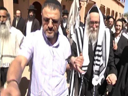 הרב אליעזר ברלנד (במרכז) וגבי בן הרוש