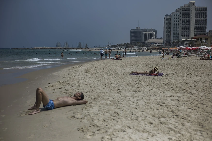 מבלים בחוף הים בתל אביב