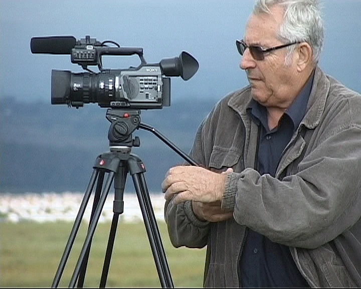 מוטי קירשנבאום עם מצלמה מתוך סרטו הדוקומנטרי של מוטי קירשנבאום "מופע החתולים הגדולים"