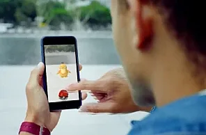 אדם צד פוקימון באפליקציית פוקימון