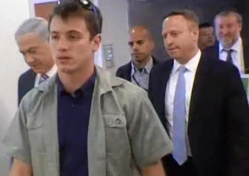 ארי הרו (שני מימין) בפמליית ראש הממשלה