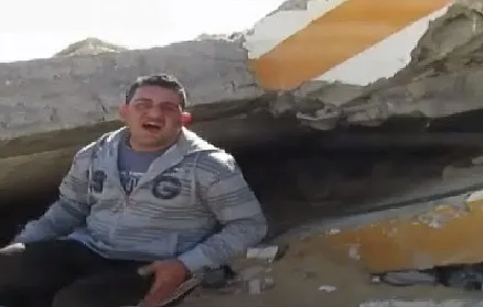 סובחי סובוח על הריסות ביתו בעזה