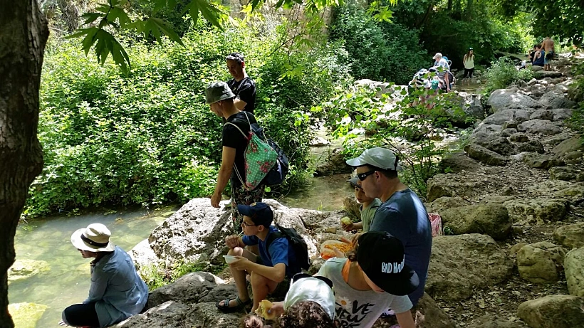 מטיילים בנחל כזיב