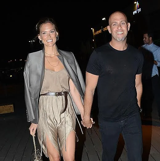 בר רפאלי ועדי עזרא. ושימו לב לרגליים