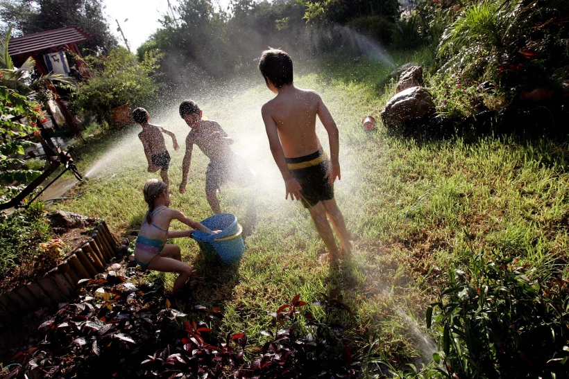 ילדים מנסים להתקרר בשרב הכבד