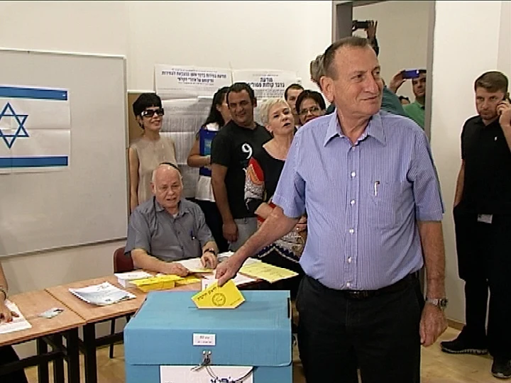 רון חולדאי מצביע