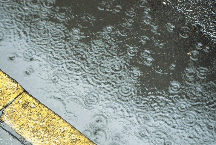 טיפות גשם על המדרכה