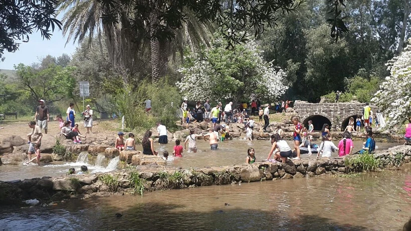 מטיילים בפארק הירדן בחג הפסח