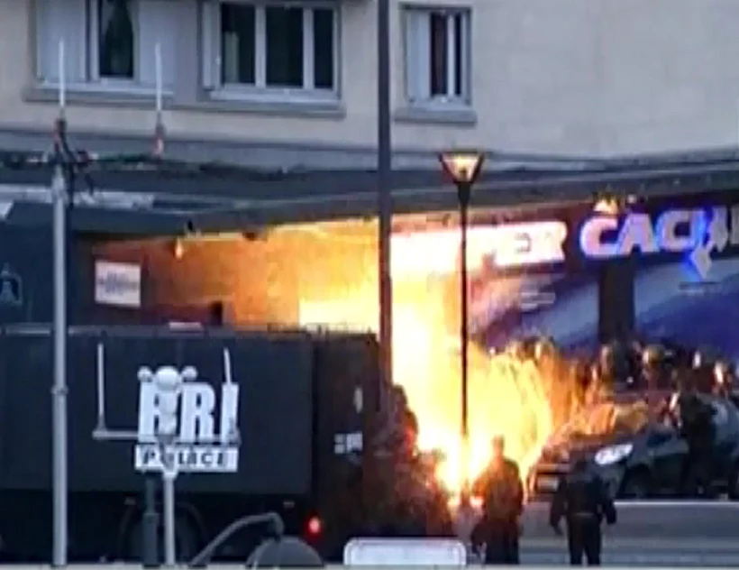 שוטרים פורצים למרכול הכשר בפריז