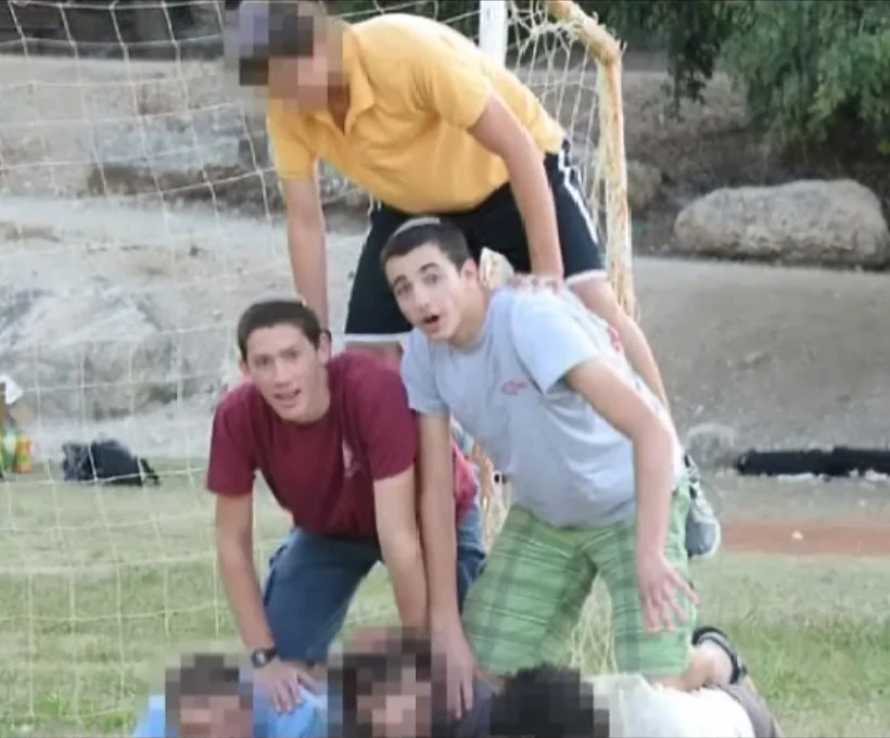 גיל-עד שער עם נפתלי פרנקל ביום ספורט של ישיבת מקור חיים, יום לפני שנחטפו