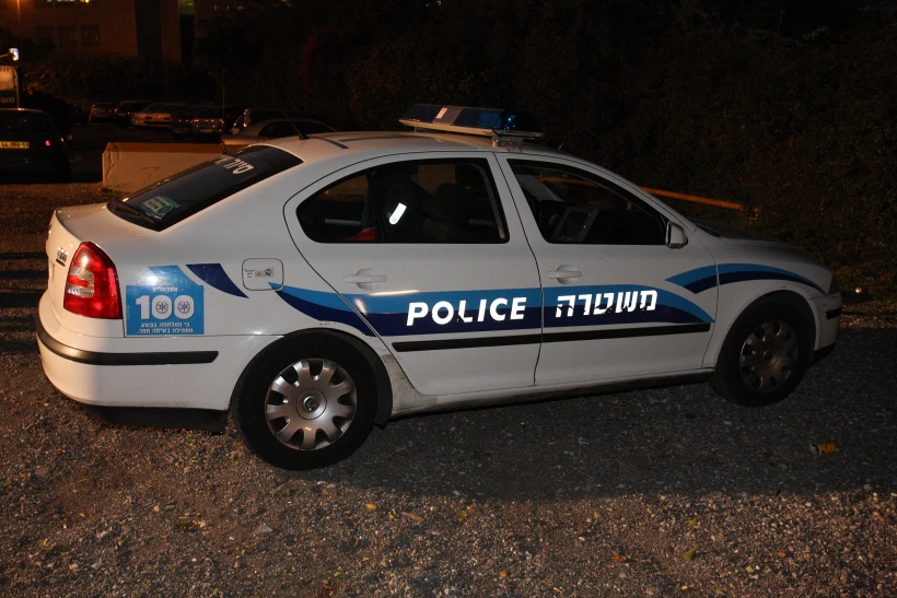ניידת משטרה בלילה.
