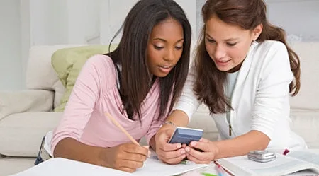 שתי תלמידות עם מחשבון