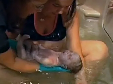 לידה טבעית בתוך מים