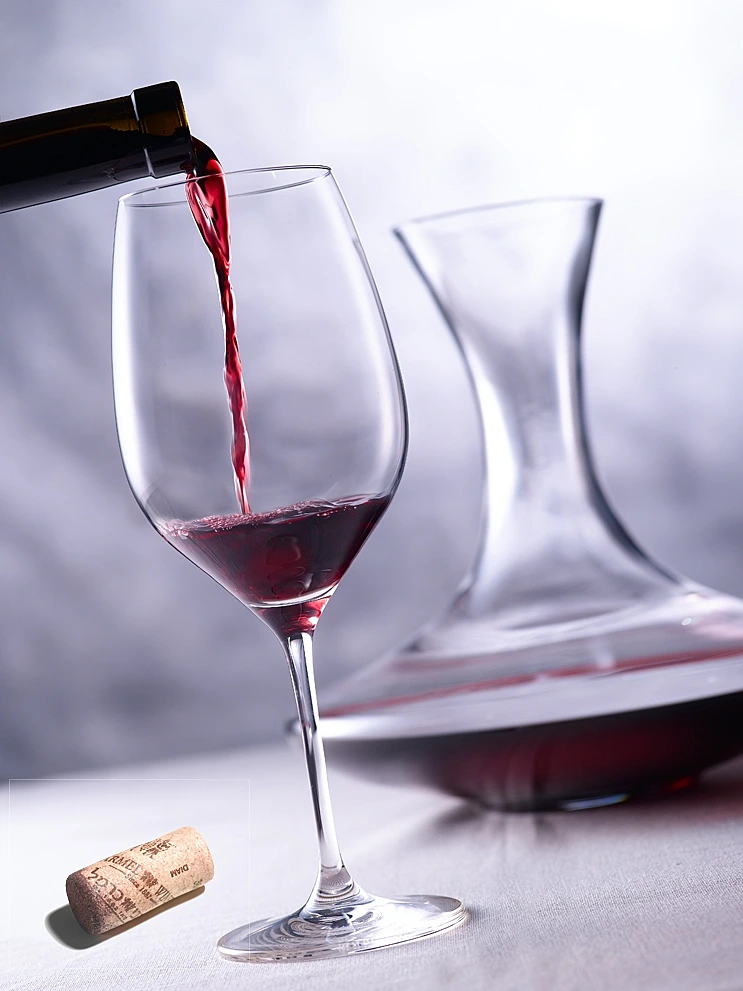 יין אדום נמזג