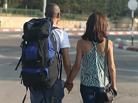 אם ובנה הולכים ללשכת הגיוס - מתוך מגזין ''שישי''