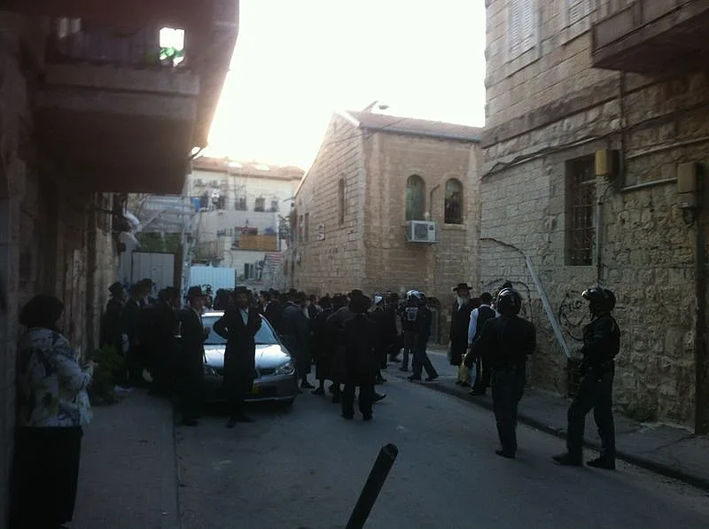 חרדים תקפו חייל במאה שערים